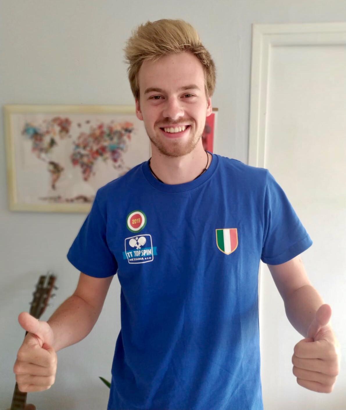 Andrea Landrieu con la maglia della Top Spin Messina
